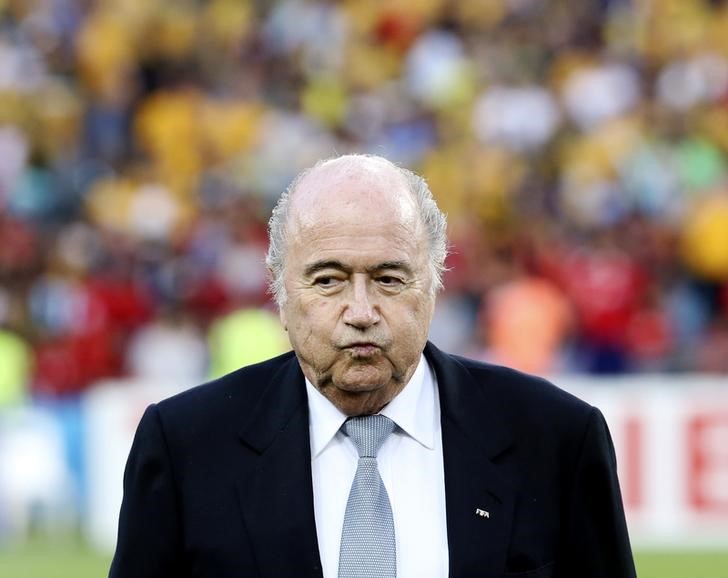 © Reuters. Blatter se enfrenta por fin a un verdadero reto de cara a las elecciones de la FIFA