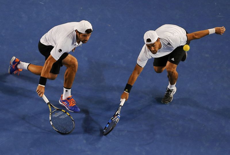 © Reuters. Bolelli and Fognini of Italy play a shot to Herbert and Mahut of France during their men's doubles final match at the Australian Open 2015 tennis tournament in Melbourne