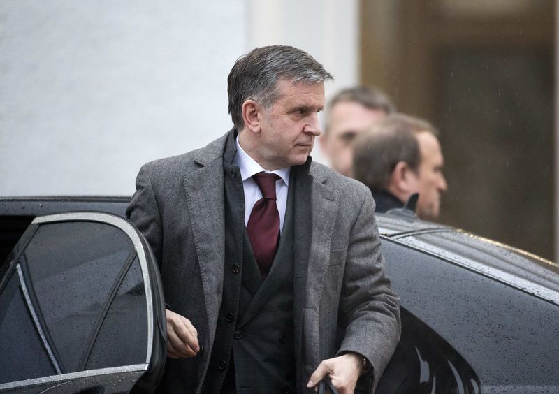 © Reuters. Russian Ambassador to Ukraine Mikhail Zurabov arrives to take part in peace talks in Minsk