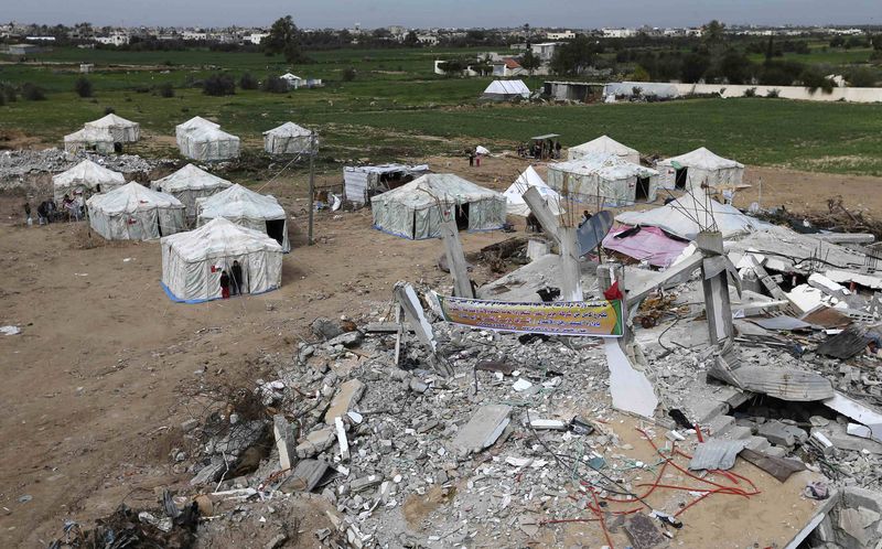 © Reuters. Hombres armados privan de ayuda humanitaria a los refugiados palestinos en Siria