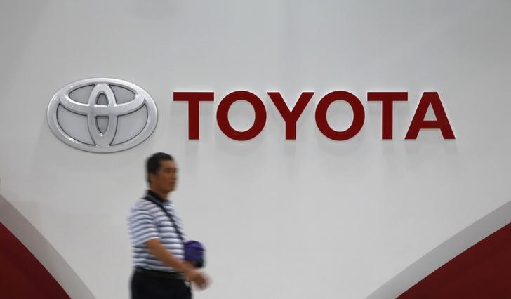 © Reuters. Man walks past Toyota Motor's logo at the company's showroom in Tokyo