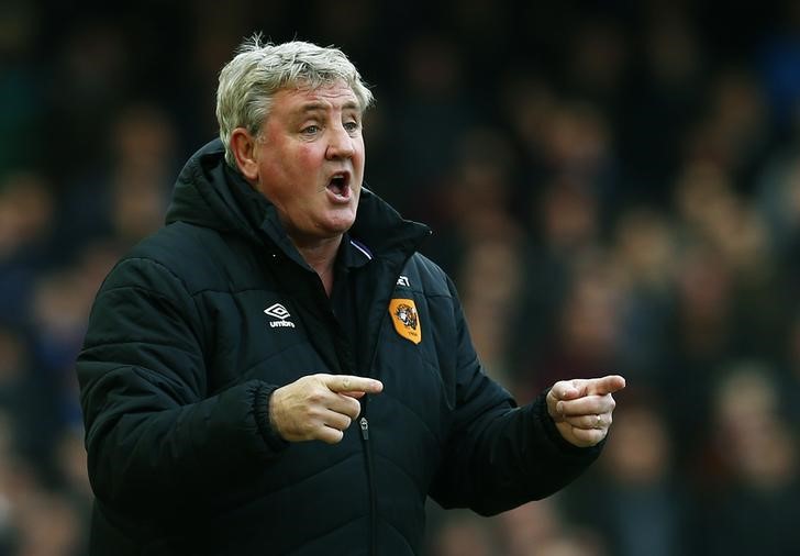 © Reuters. Hull City manager Steve Bruce instructs his players during their English Premier League soccer match against West Ham United at Upton Park in London