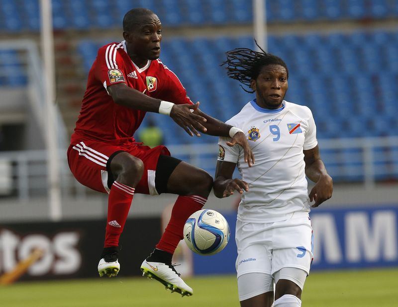 © Reuters. Democratic Republic of Congo's Dieumerci Mbokani challenges Congo's Boris Moubio during their quarter-final soccer match of the 2015 African Cup of Nations in Bata