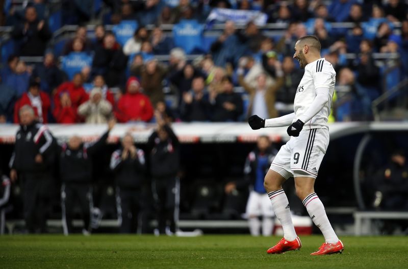 © Reuters. Real Madrid's Benzema celebrates his goal against Real Sociedad during their Spanish first division match in Madrid
