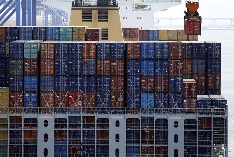 © Reuters. Crane carries a container from a ship at the PNC container terminal at the Busan New Port in Busan