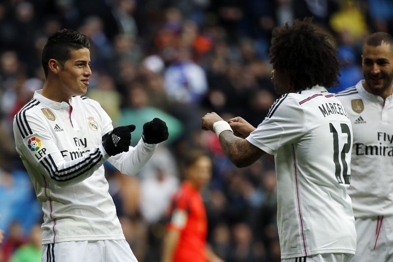 © Reuters. James Rodríguez (a la izquierda) del Real Madrid celebra su gol contra la Real Sociedad con su compañero de equipo Marcelo