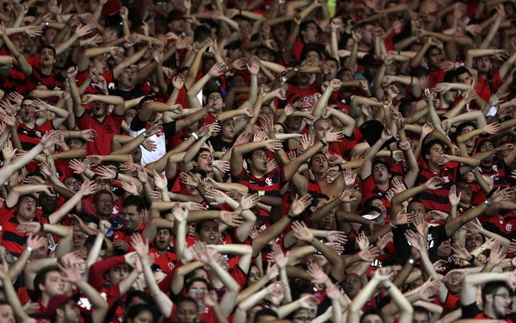 © Reuters. Aficionados del Flamengo invaden el vestuario del equipo rival