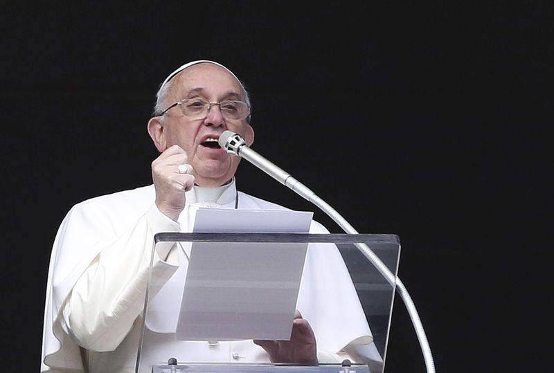 © Reuters. Pope Francis reacts as he conducts his Sunday Angelus prayer in Saint Peter's square at the Vatican