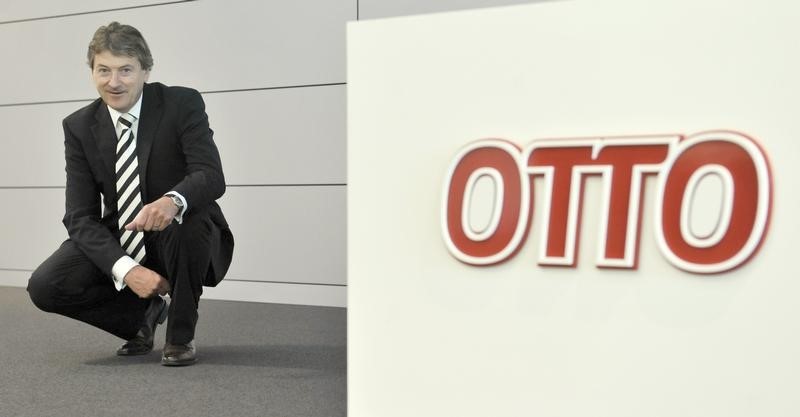 © Reuters. Schrader, chairman of Otto group, the world's largest mail-order company, oses next to company logo at company's headquarters in Hamburg