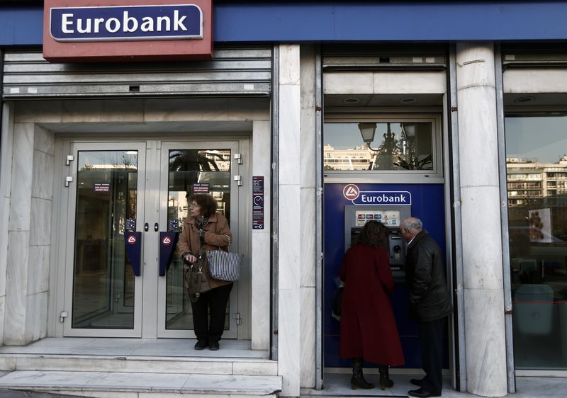 © Reuters. People are seen outside a Eurobank branch in Athens