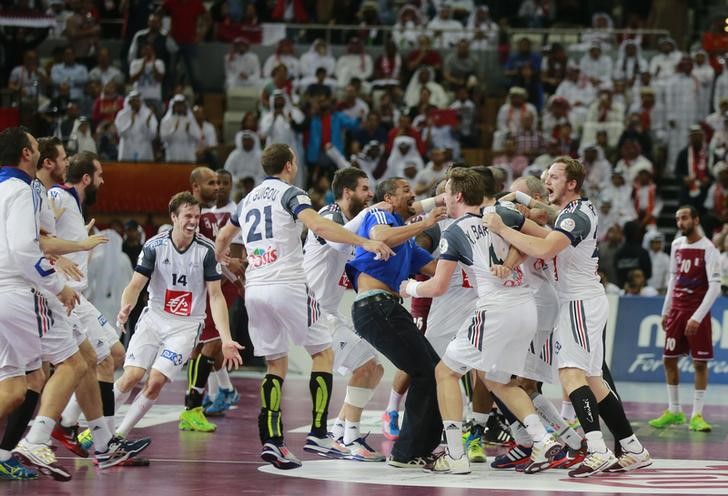 © Reuters. France's players celebrates winning their final match against Qatar of the 24th Men's Handball World Championship in Doha 