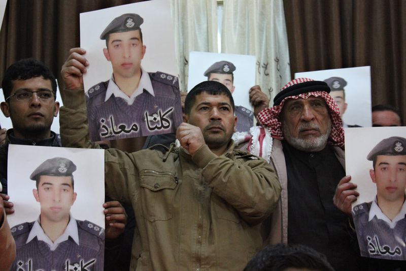 © Reuters. الطيار المحتجز لدى الدولة الاسلامية يضع عاهل الأردن في موقف صعب