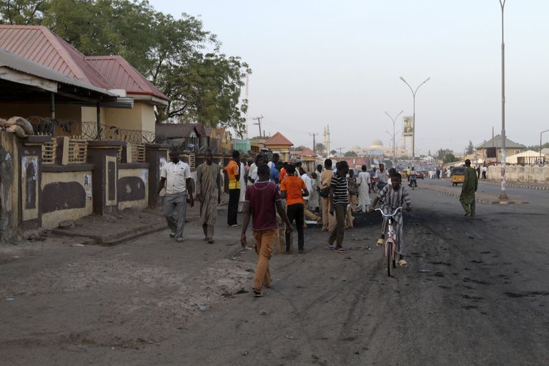 © Reuters. انتحاري يقتل عشرة أشخاص في شمال شرق نيجيريا