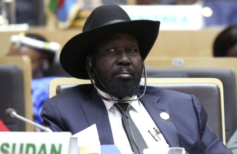 © Reuters. رئيس جنوب السودان كير وزعيم المتمردين مشار يوقعان اتفاقا "لتقاسم السلطة"