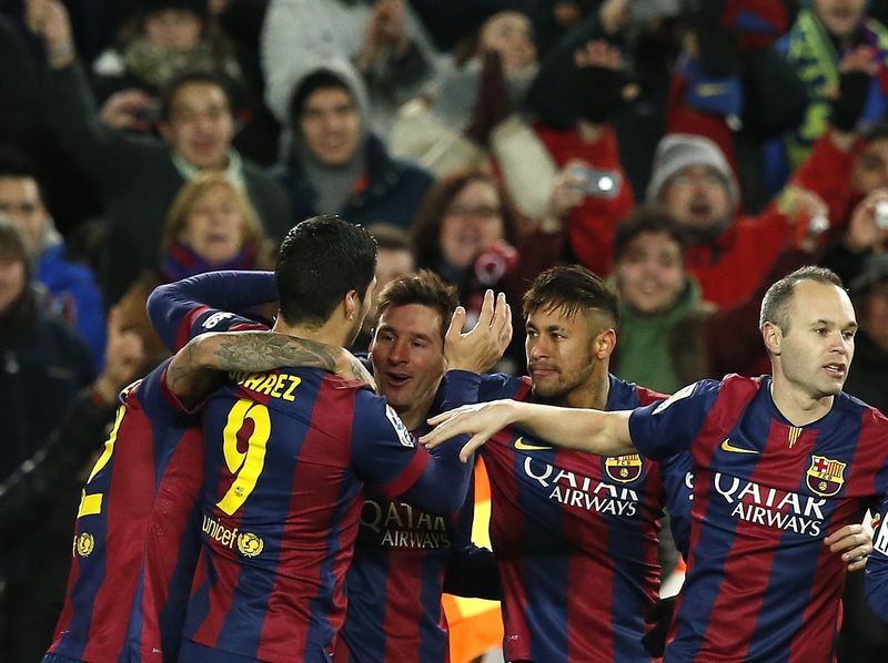 © Reuters. El futbolista de Barcelona Lionel Messi (centro) festeja su gol contra Villarreal