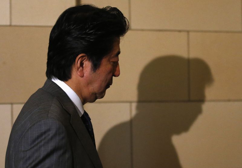© Reuters. آبي:يجب على اليابان التفكير في القيام بمهام إنقاذ عسكرية خارجية