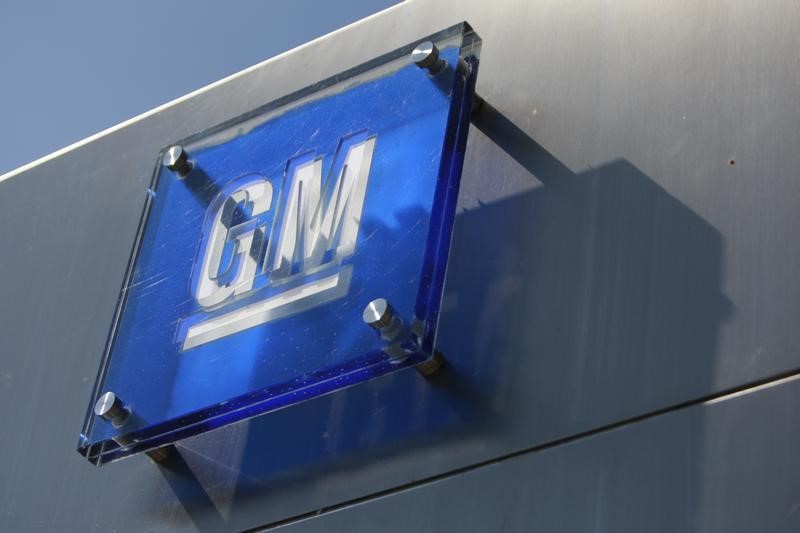 © Reuters. The General Motors logo is seen outside its headquarters at the Renaissance Center in Detroit