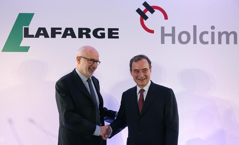 © Reuters. LAFARGE-HOLCIM CONFIRMENT DES CESSIONS À CRH POUR 6,5 MILLIARDS D'EUROS