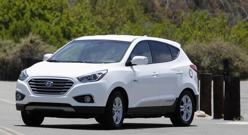 © Reuters. A Hyundai Tucson hydrogen fuel cell electric vehicle is driven in Newport Beach, California