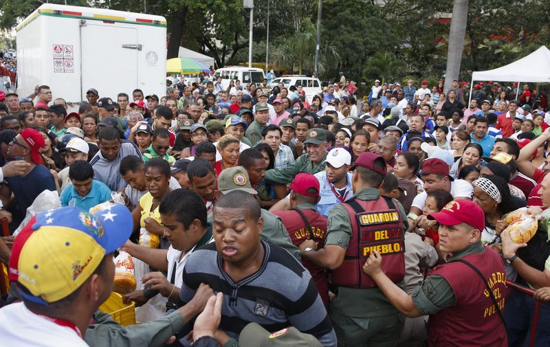 © Reuters. Venezuela arresta a dueños de una cadena de tiendas por una 