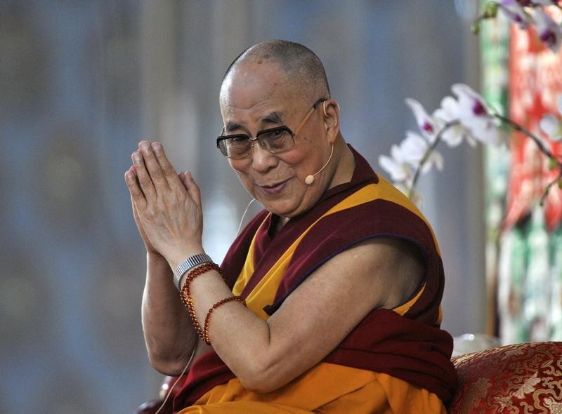 © Reuters. Exiled Tibetan spiritual leader, the Dalai Lama, gestures as he speaks to his followers during the Jangchup Lamrim teaching session at the Gaden Jangtse Thoesam Norling Monastery in Mundgod