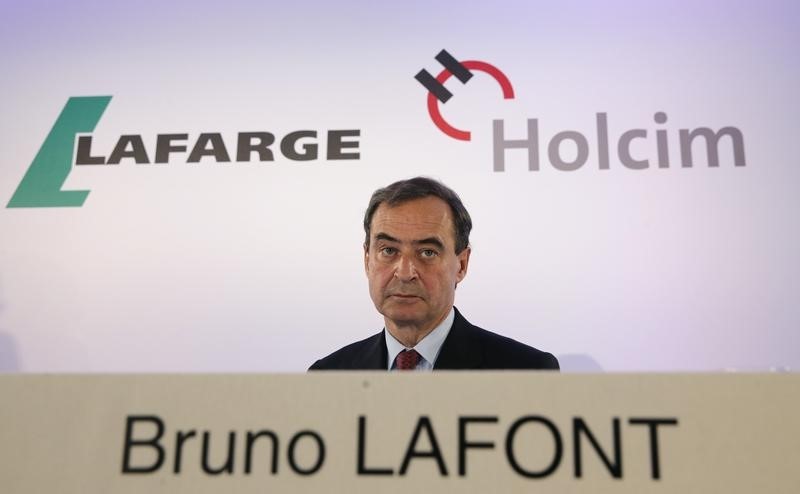 © Reuters. Lafarge CEO Bruno Lafont, who will become CEO of LafargeHolcim, attends a news conference in Paris