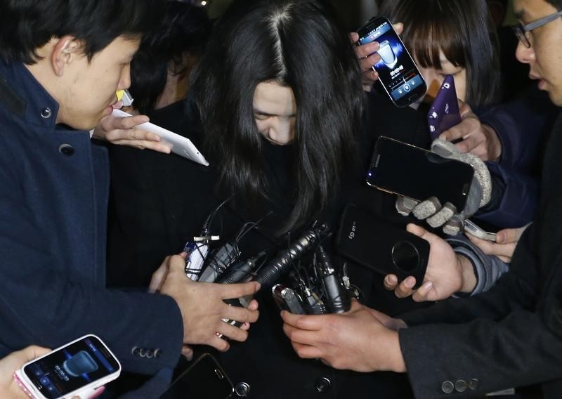 © Reuters. Heather Cho is surrounded by media as she leaves for a detention facility after a court ordered her to be detained, at the Seoul Western District Prosecutor?s office