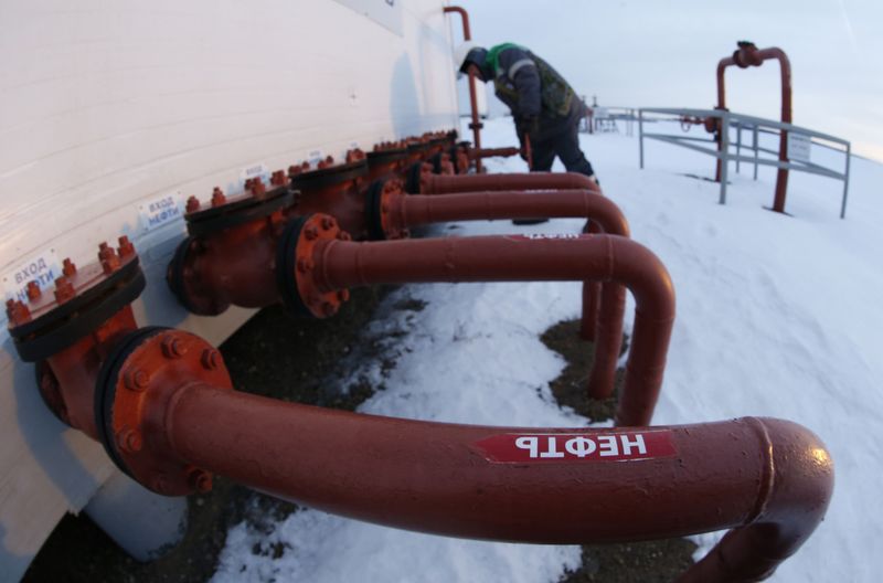© Reuters. Трубы на нефтяном месторождении Башнефти 