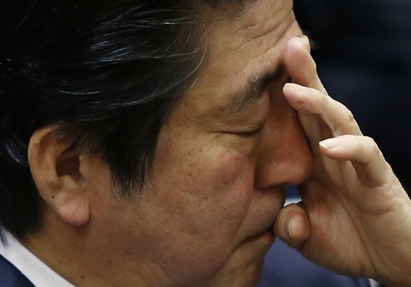 © Reuters. بعد ذبح الرهينتين..اليابان تبحث السماح لجيشها بتنفيذ مهام انقاذ في الخارج