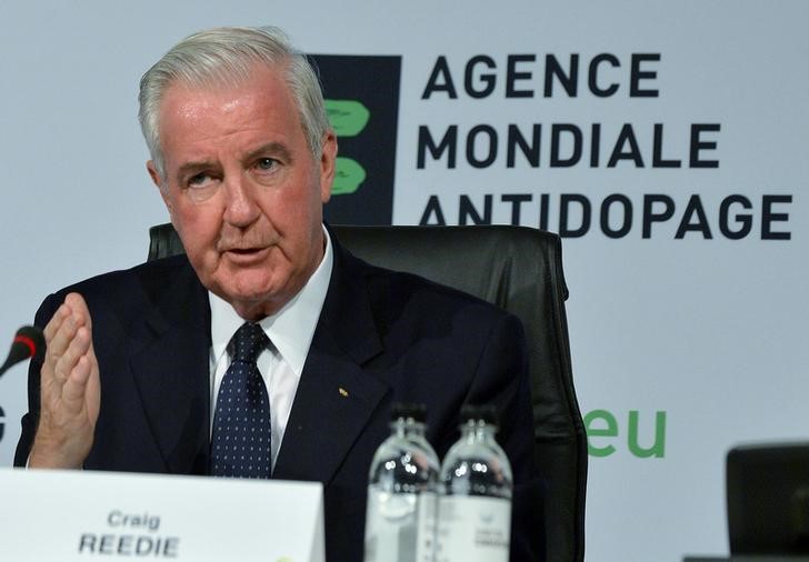 © Reuters. Newly elected WADA President Reedie gestures during the World Conference on Doping in Sports in Johannesburg