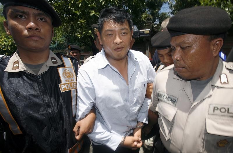 © Reuters. اندونيسيا تعتزم اعدام عضوين أستراليين في عصابة لتهريب المخدرات