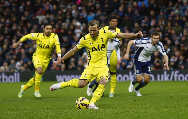 © Reuters. Tottenham Hotspur's Kane shoots and scores his goal from the penalty spot against West Bromwich Albion during their English Premier League match in West Bromwich