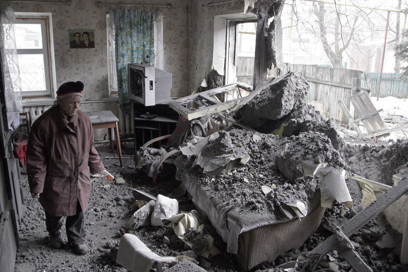 © Reuters. Casa destruída por bombardeio nos arredores de Donetsk, segundo moradores