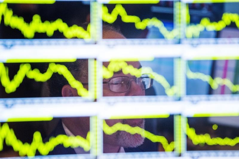 © Reuters. ÉVOLUTION DES BOURSES DANS LE DÉSORDRE EN EUROPE À MI-SÉANCE