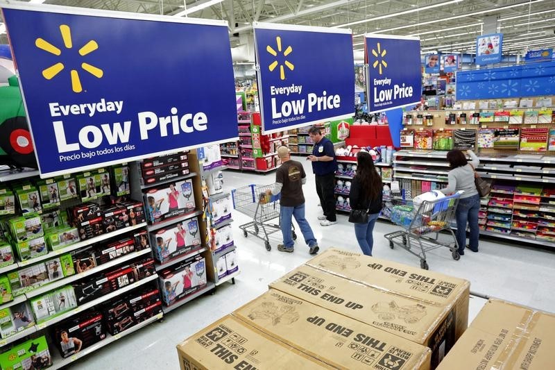 © Reuters. Residents shop at Walmart as the store prepares for Black Friday in Los Angeles, California