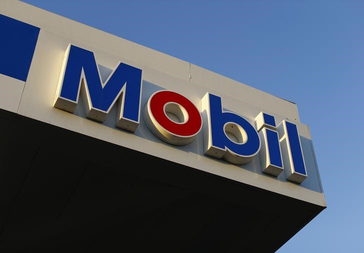 © Reuters. АЗС Exxon Mobil в Энсинитасе, Калифорния