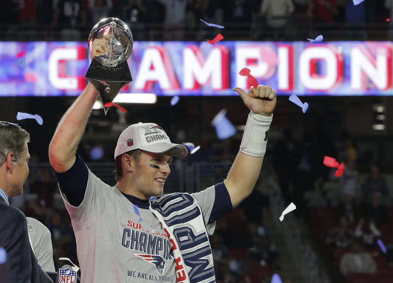 © Reuters. New England Patriots quarterback Tom Brady holds up the Vince Lombardi Trophy after his team defeated the Seattle Seahawks in the NFL Super Bowl XLIX football game in Glendale