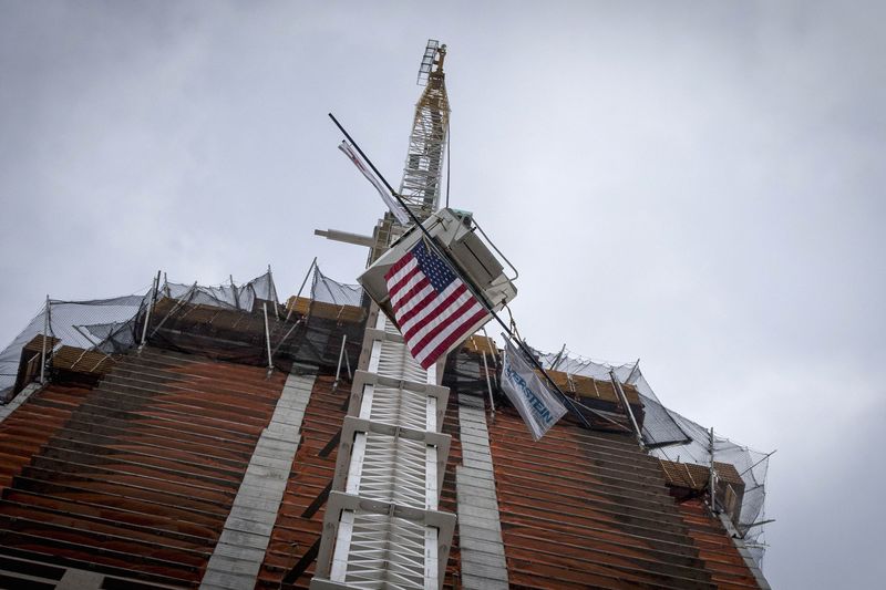 © Reuters. The last bucket of concrete is hoisted during a topping off ceremony for the newly built 30 Park Place in the Tribeca neighborhood of New York