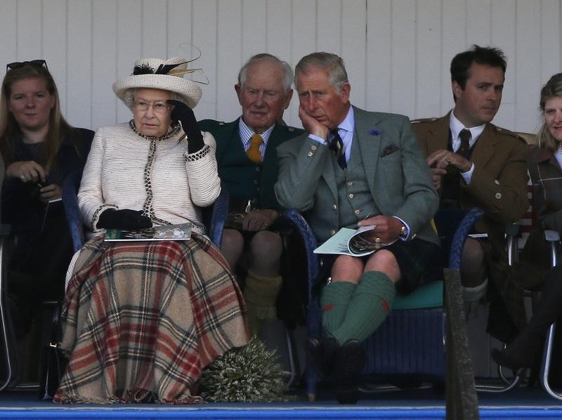 © Reuters. Britain's Queen Elizabeth and Prince Charles watch the sack race at the annual Braemar Highland Gathering in Braemar, Scotland