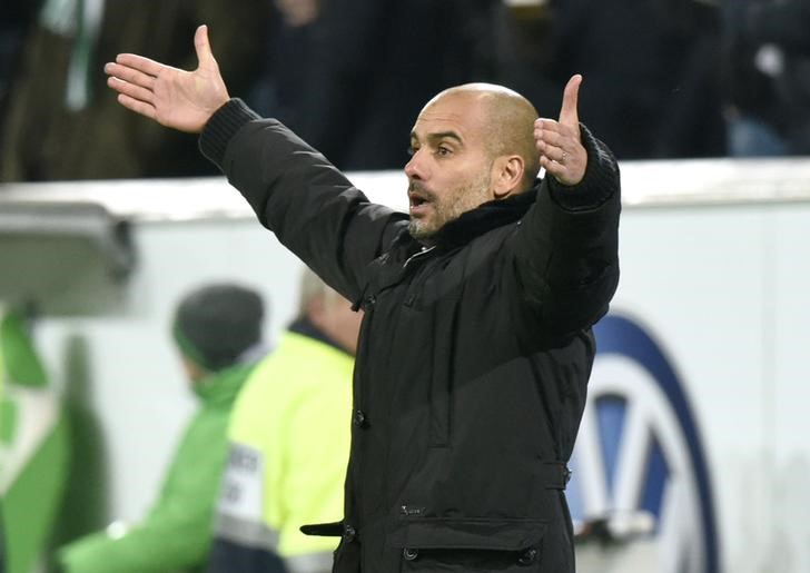 © Reuters. Guardiola gesticula durante derrota do Bayern para o Wolfsburg 