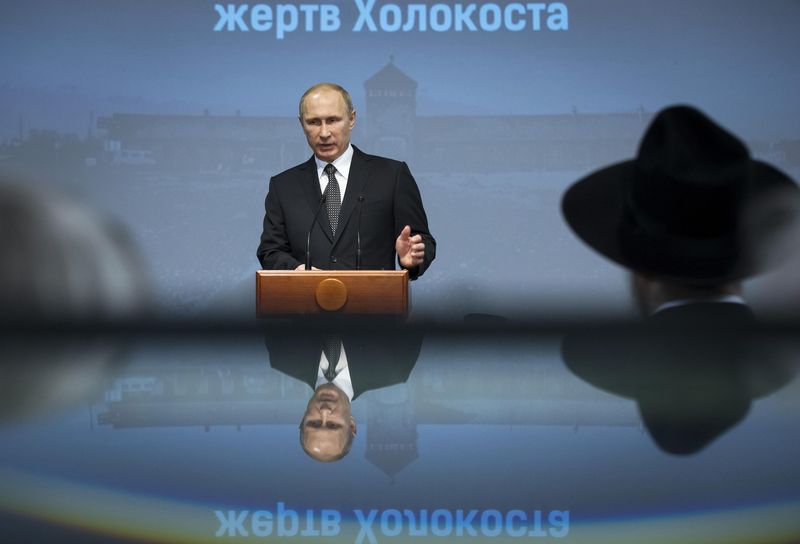 © Reuters. بوتين يدعو إلى إنهاء القتال في شرق أوكرانيا
