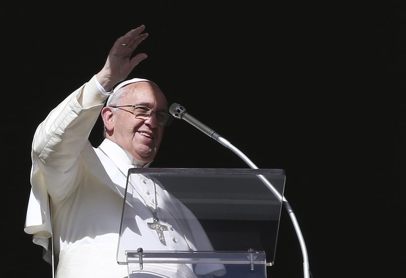 © Reuters. Papa Francisco durante oração do Angelus na Praça São Pedro