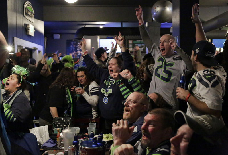 © Reuters. Seattle Seahawks fans react to a touchdown in the first half as they watch the Super Bowl XLIX at the Hawks Nest bar in Seattle, Washington