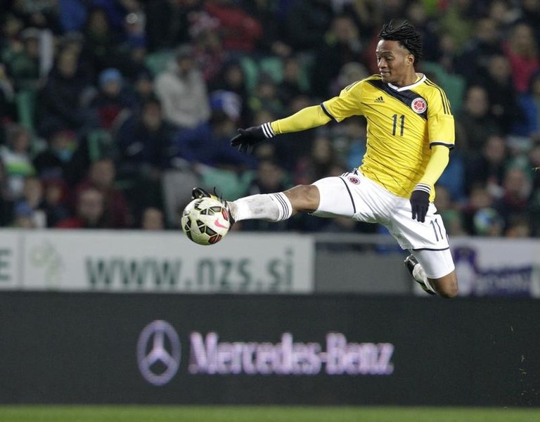 © Reuters. Colombia's Cuadrado jumps to reach the ball during their international friendly soccer match against Slovenia in Ljubljana 