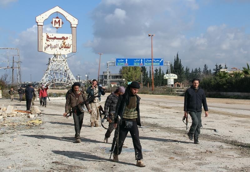 © Reuters. مقاتلون من المعارضة السورية يقولون إنهم يحتجزون مقاتلا ايرانيا ويسعون لمبادلة