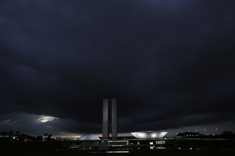 © Reuters. Prédio do Congresso Nacional antes de fortes chuvas em Brasília