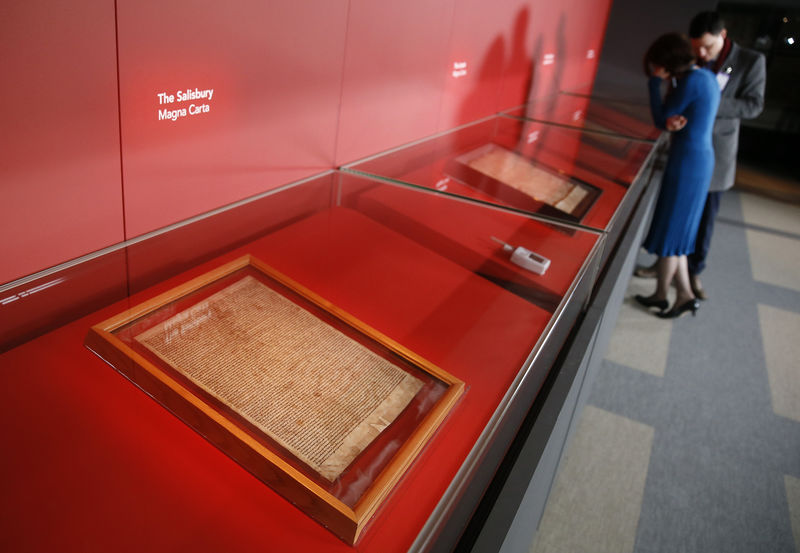 © Reuters. Cópias da Magna Carta em Londres