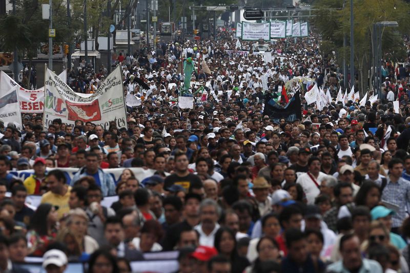 © Reuters. Manifestantes pedem justiça em caso de estudantes desaparecidos no México