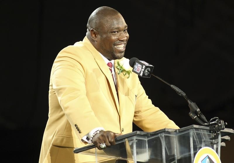 © Reuters. Warren Sapp talks during his acceptance into the NFL Pro Football Hall of Fame in Canton