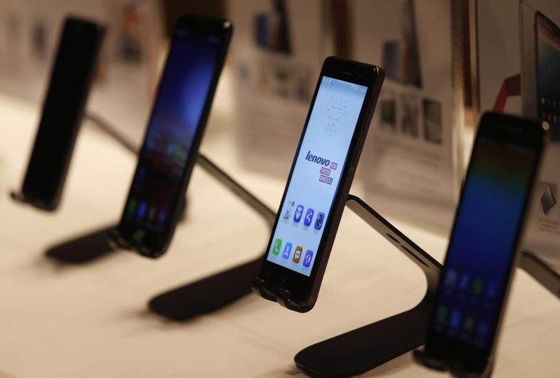 © Reuters. Lenovo smartphones are displayed during a news conference announcing the company's annual results in Hong Kong